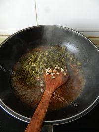 美味的酸豆角肉末盖浇面做法图解9)