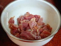 家常的蒜蓉秋葵炒肉做法图解1)