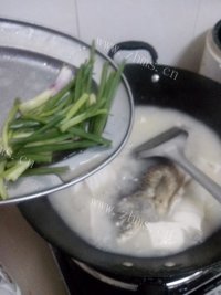 美味的鲫鱼豆腐汤做法图解7)