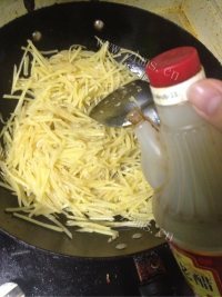 自制醋溜土豆丝做法图解4)