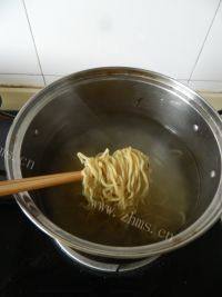 美味的酸豆角肉末盖浇面做法图解13)