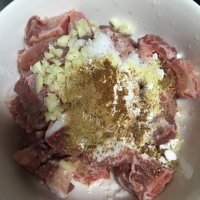 家常菜土豆蒸排骨做法图解2)