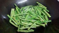 家常菜豆角炒瘦肉做法图解5)