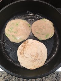 自制葱香手抓饼做法图解13)