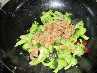 美美厨房之西兰花炒肉做法图解9)