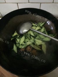 清爽的木耳烩丸子做法图解6)