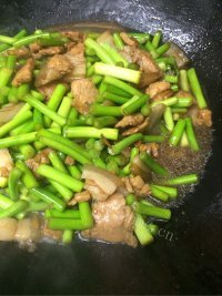 唇齿留香的蒜薹炒肉做法图解7)