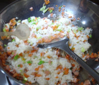 美味的胡萝卜炒饭做法图解10)
