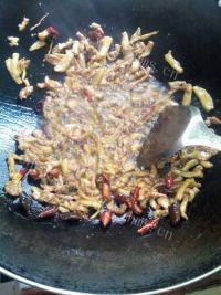 家常菜蒜苔肉丝做法图解7)