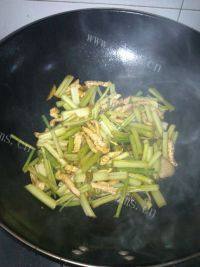 家常菜芹菜炒豆干做法图解6)
