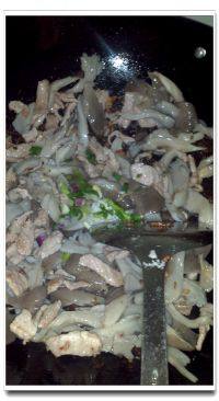 家常菜平菇炒肉片