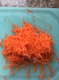 美味的炸猪肉丸子做法图解3)