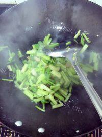家常菜芹菜香干炒肉做法图解4)