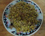 家常菜五花肉炒黄豆芽