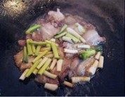 蒜香回锅肉做法图解5)