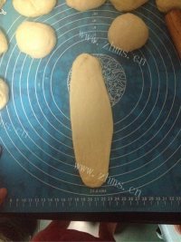 口感不错的牛奶排包做法图解6)