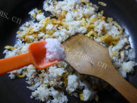 好吃萝卜干香菇炒饭做法图解6)