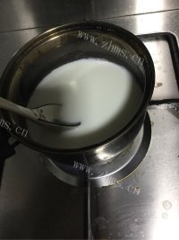 DIY牛奶冻做法图解4)