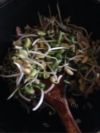 喷香的豆芽炒肉做法图解6)