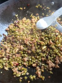 家常菜酸豇豆炒肉末做法图解12)