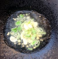 新鲜的韭菜炒鸟贝做法图解9)