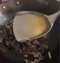 家常酸菜炒鸭胗做法图解7)