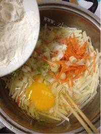 美味的香煎土豆饼做法图解3)