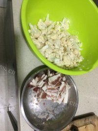 家常菜花菜炒腊肉做法图解1)