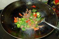 「美味可口」青椒炒牛肉做法图解7)