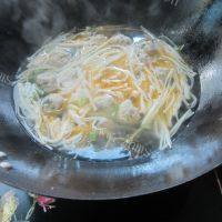 美味的金针菇丸子汤做法图解7)
