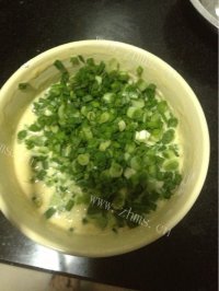 自制韭菜鸡蛋煎饼做法图解4)