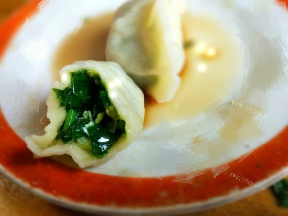色泽鲜亮的韭菜鸡蛋饺子