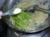 「DIY美食」青椒土豆丝做法图解6)