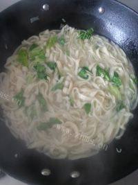 自制手擀面做法图解8)