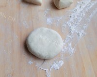回味无穷的洋葱牛肉饼做法图解8)