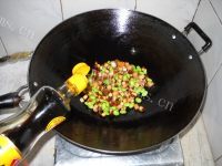 下饭的熏干毛豆烩咸鱼做法图解7)