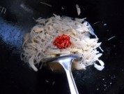 泡菜苕粉肉丝做法图解8)