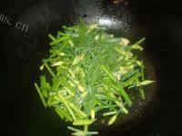 家常菜韭苔炒鸡蛋做法图解6)