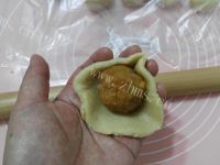 美味蛋黄肉松月饼做法图解23)