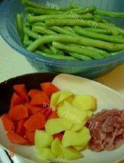 家常菜土豆炖豆角做法图解1)