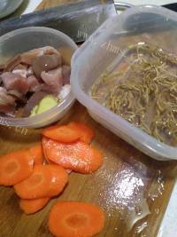 自制金银花杞子瘦肉猪腰汤做法图解2)