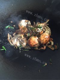 好吃的姜葱炒大闸蟹做法图解11)