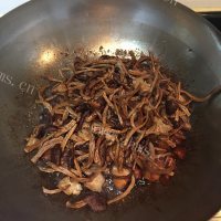 家常菜茶树菇烧五花肉做法图解6)