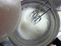 自制酸奶戚风做法图解9)