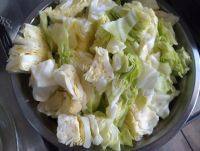 家常菜肉炒包菜做法图解1)