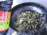十分诱人的雪里蕻炖豆腐做法图解6)