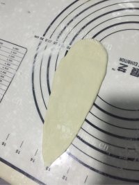 美味的酸奶蜂蜜牛角包做法图解4)