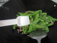 家常菜瘦肉炒荷兰豆做法图解6)