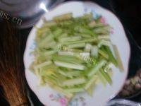 肉炒芹菜做法图解1)