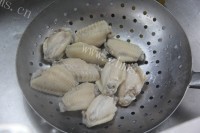 美味的啤酒酱香鸡翅做法图解3)
